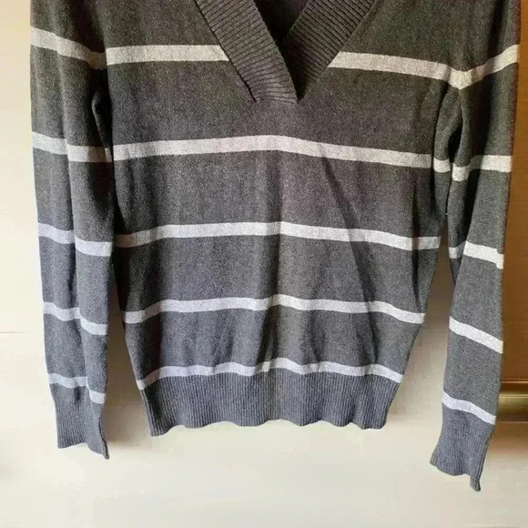 Gap Knit Sweater Men's Long-sleeve V-neck Stripes Grey Size S - Picture 3 of 11